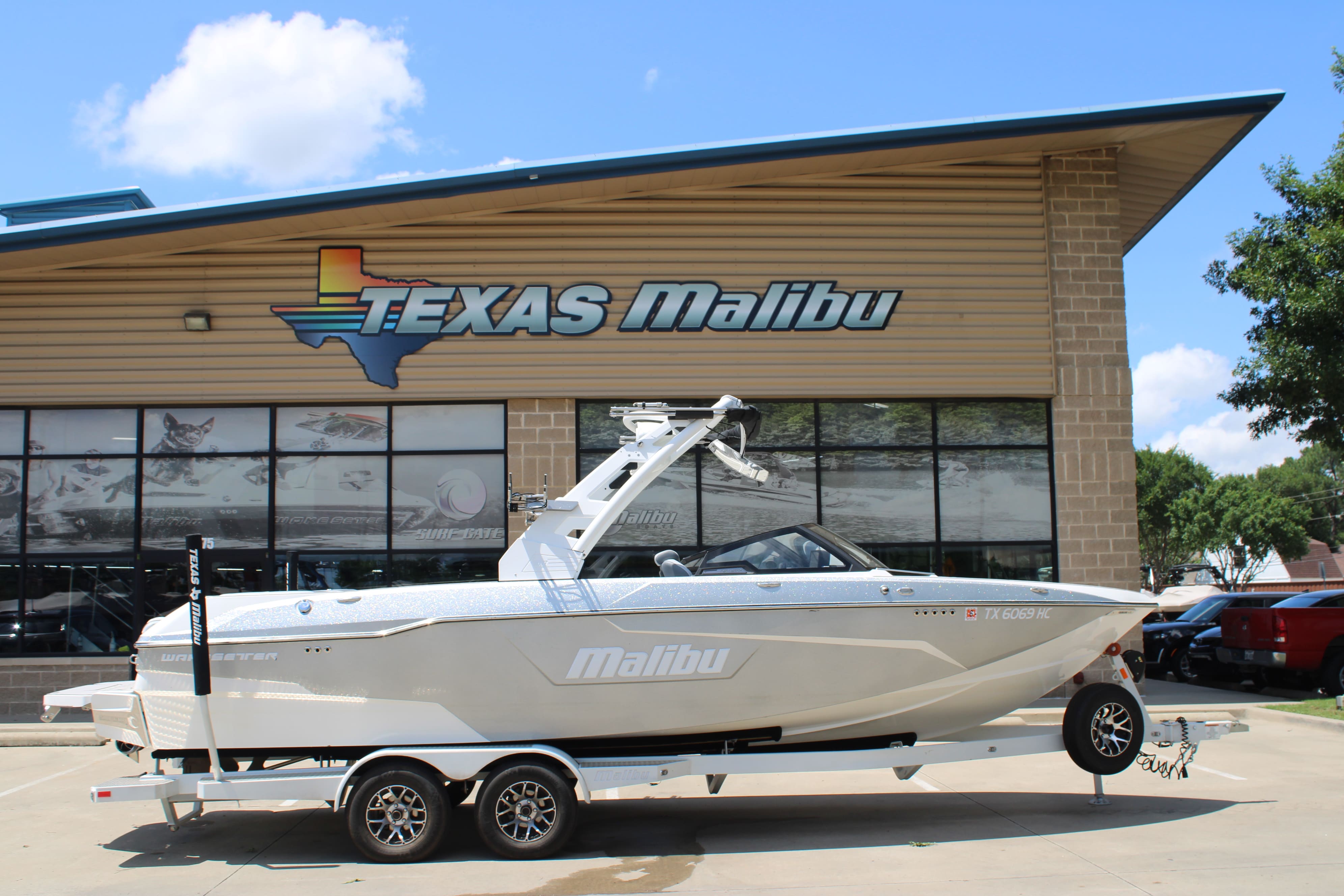 2020 Malibu 25 LSV Icon